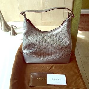 Silver Gucci shoulder Bag.